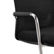 Konferenčná stolička so sieťovaným poťahom a chrómovou lyžinovou podstavou